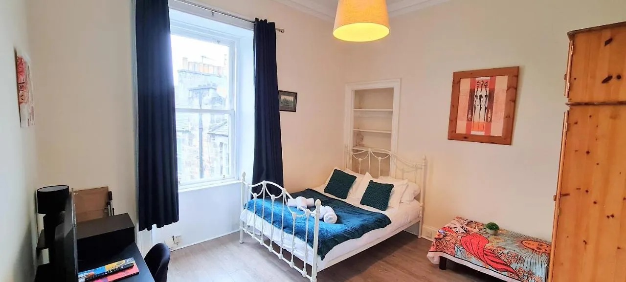Spacious Ensuite Rooms In Edinburgh City Centre - Five Star Amenities - Excellent Location