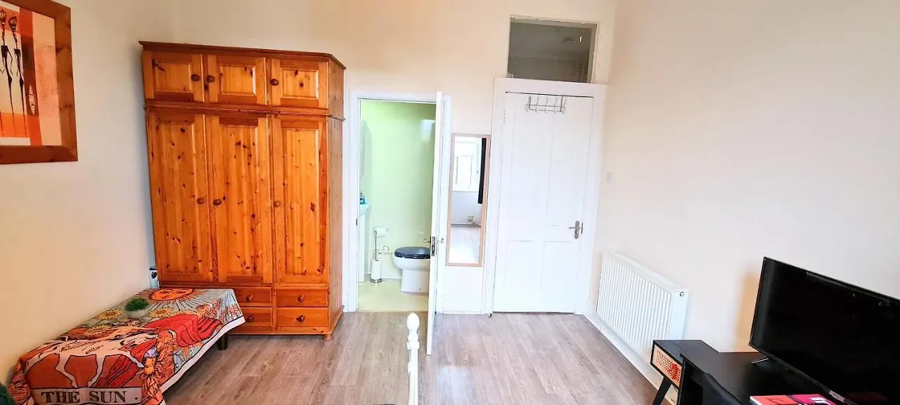 Spacious Ensuite Rooms In Edinburgh City Centre - Five Star Amenities - Excellent Location