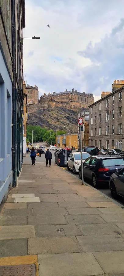 Spacious Ensuite Rooms In Edinburgh City Centre - Five Star Amenities - Excellent Location