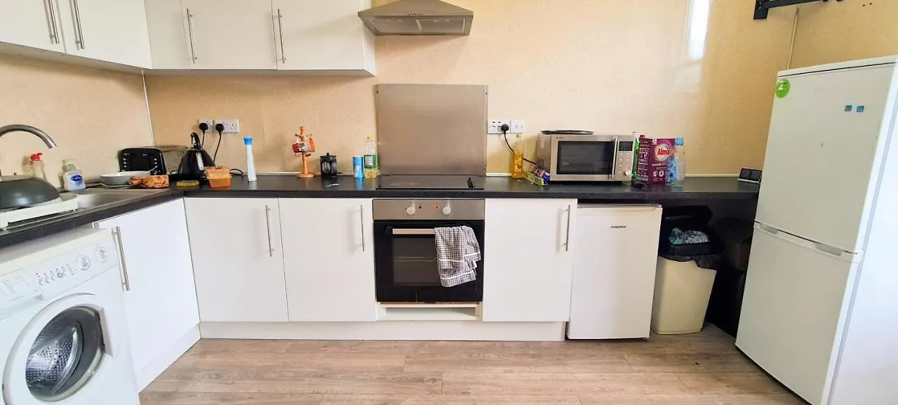 Spacious Ensuite Rooms In Edinburgh City Centre - Five Star Amenities - Excellent Location 0*,